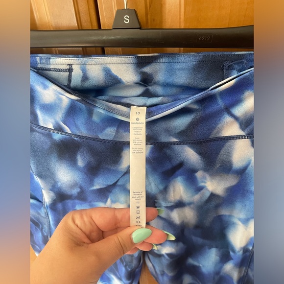 7. Lululemon Wunder Under Low-Rise Tight *Full-On Luxtreme 28” - Picture 4 of 6